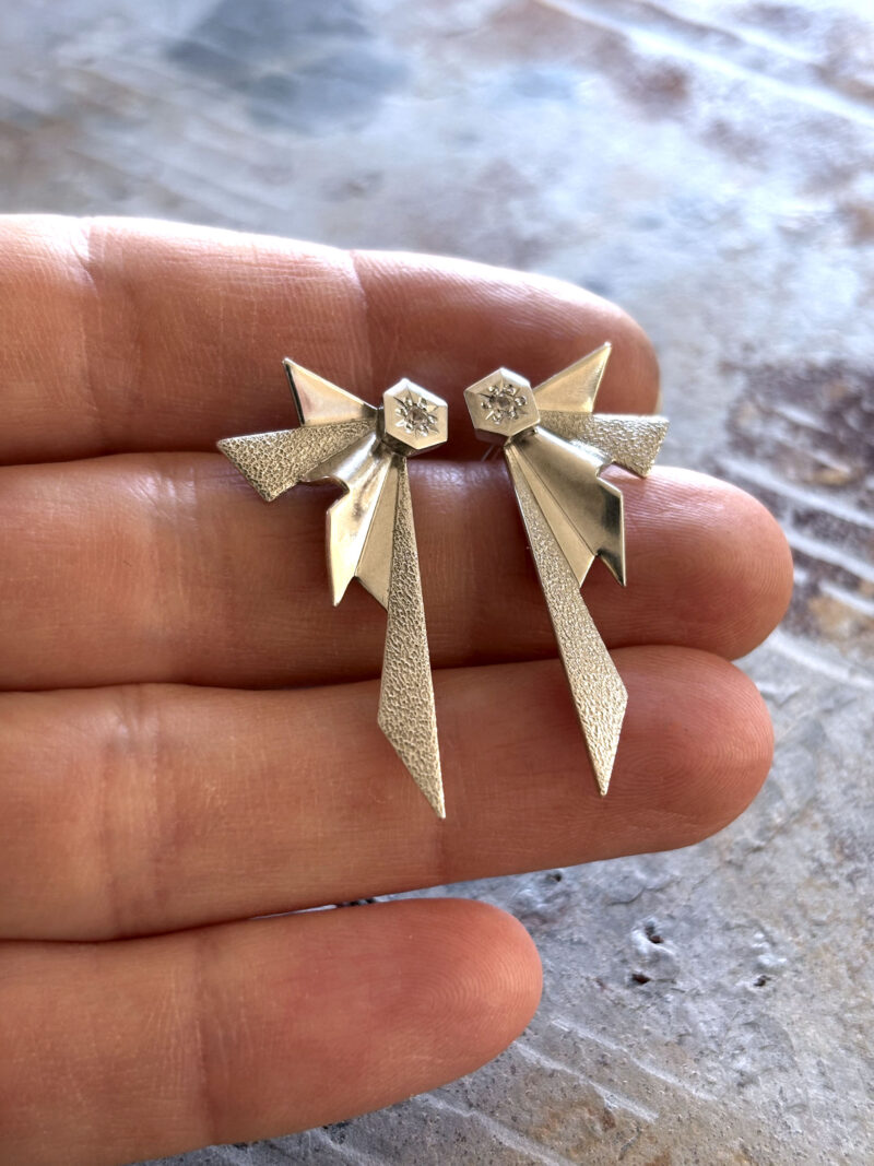 UNBOUND medium wings with sapphires post earrings - Image 4
